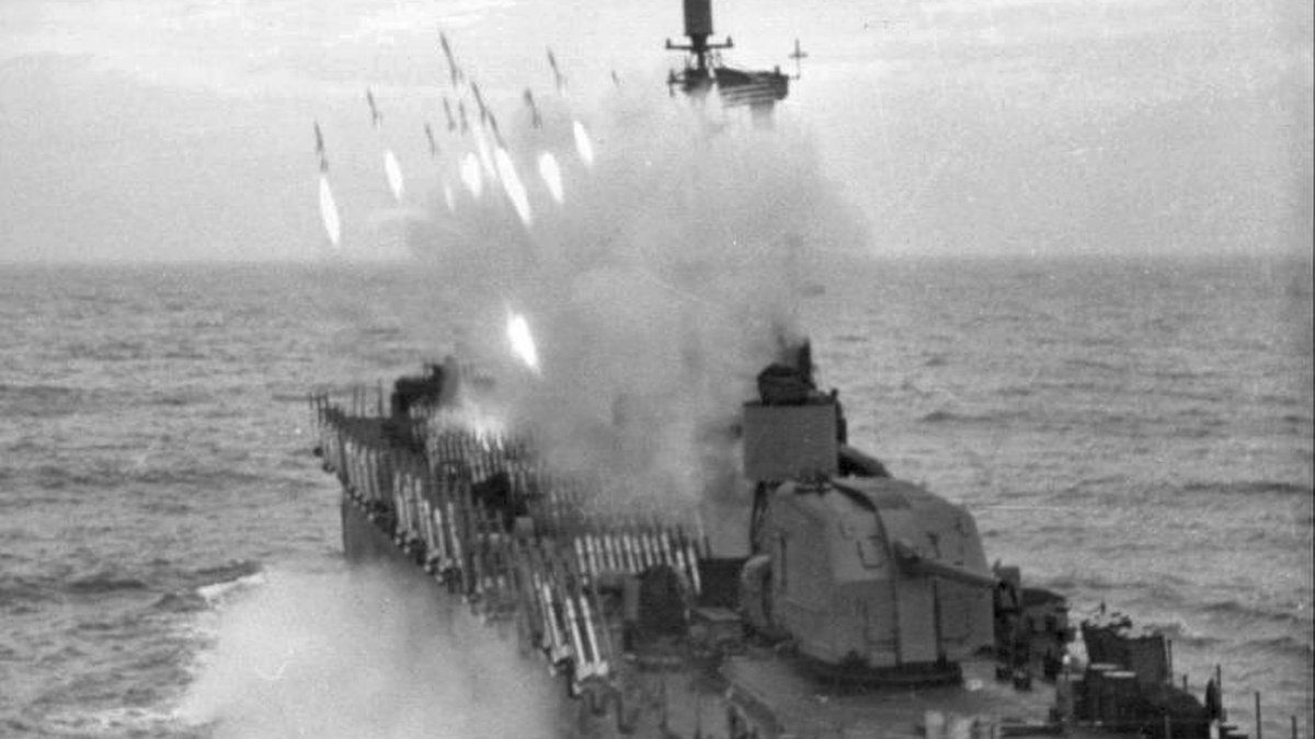 Uzivatel 偏見で語る兵器bot Na Twitteru 海上カチューシャみたいな雰囲気のロケット中型揚陸艦 Uzivatel 偏見で語る兵器bot Na Twitteru 海上カチューシャみたいな雰囲気のロケット中型揚陸艦
