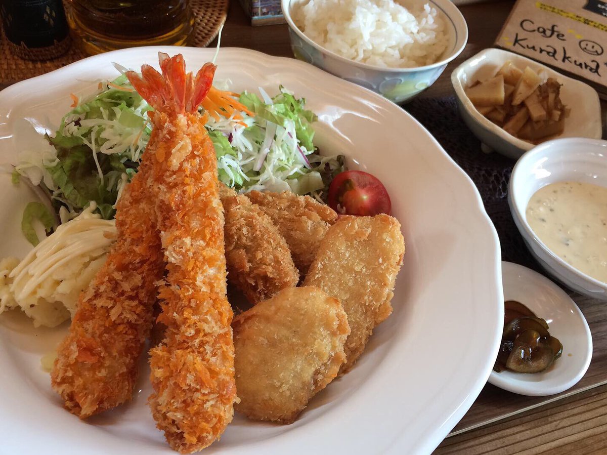 oyodokyouryoku1's tweet photo. Cafe Kura Kura(カフェクラクラ)のミックスフライ定食♪
オーナーのこだわりと遊び心をくすぐるバリ風の店内は、ここ日本?と忘れるくらいに非日常を味わえます🐢
この気候にぴったりのハンモックのあるテラス席も素敵です!
#奈良県 #nara #吉野郡 #yoshino #大淀町 #oyodo #cafekurakura #店内バリ風 https://t.co/0UcqJhinkd