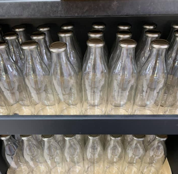 UtterlyInterest's tweet photo. Great idea. A Spar near me has introduced a MILK REFILL STATION!! 
Buy a glass bottle, fill it with milk, and wash and refill the same glass bottle. 
#plasticfree 
#ReducePlasticWaste https://t.co/sA4vojPqFk