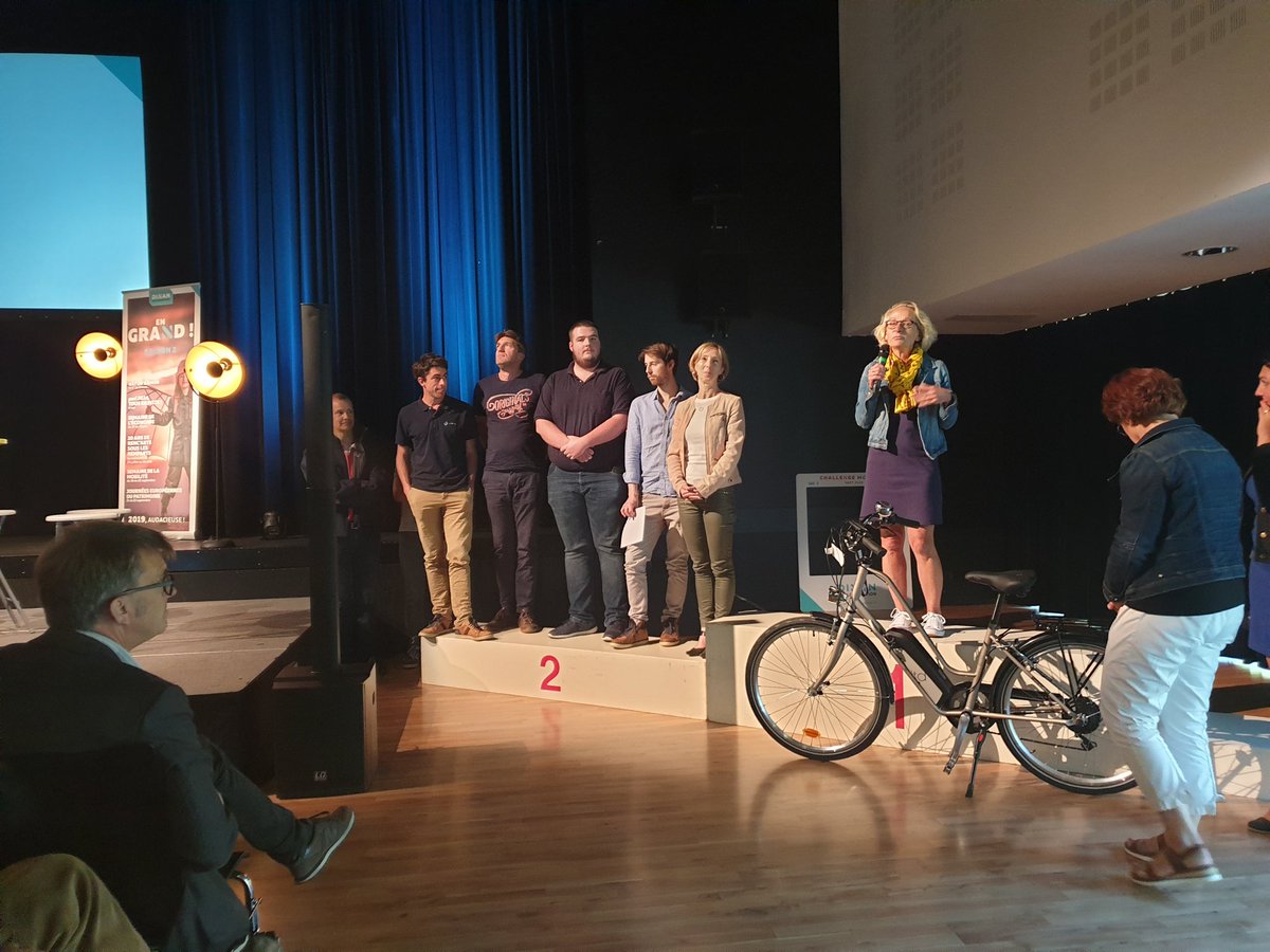 DinanAgglo's tweet photo. Remise des prix aux gagnants du #ChallengeMobilité : prix entreprises, prix associations et prix collectivités ainsi que les 3 défis vélo, multimodalité et covoiturage. 🏆👏🏻 #semainedelamobilite2019 #mobilidees https://t.co/e1UsCLwfBl