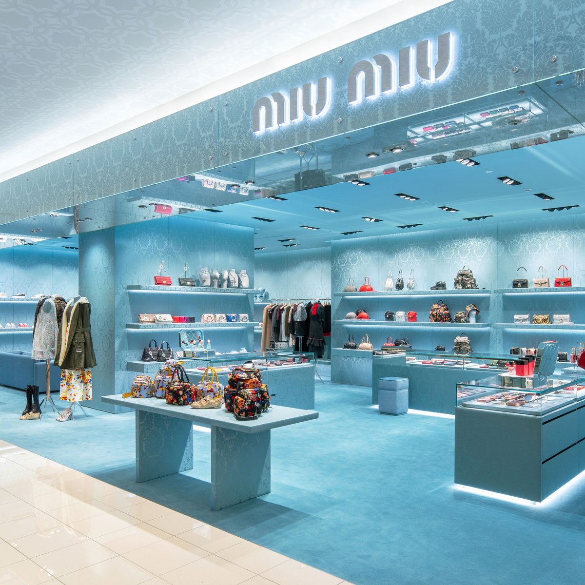 Miu Miu Japan V Twitter 本日 大丸心斎橋店本館2階に新たにオープンした ミュウミュウ ショップでは 限定品や新作バッグ ウェア シューズをはじめ 秋のスタイルに欠かせない商品が豊富にそろいます ぜひこの機会にご来店ください T Co S16xanchyw