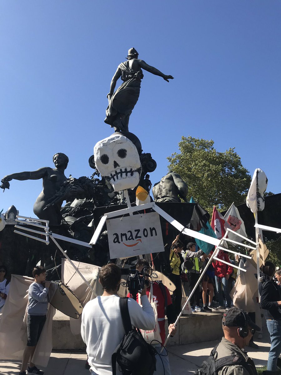attac_fr's tweet photo. 👏🏽 Déjà beaucoup de monde rassemblé Place de la Nation à Paris pour la #MarchePourLeClimat !

Le cortège d’Attac contre l’impunité des #multinationales commence à se constituer avec en invité d’honneur @JeffBezos, patron d’@AmazonNewsFR !

#ClimateStrike #FridaysForFuture https://t.co/1UqKCBP8bG