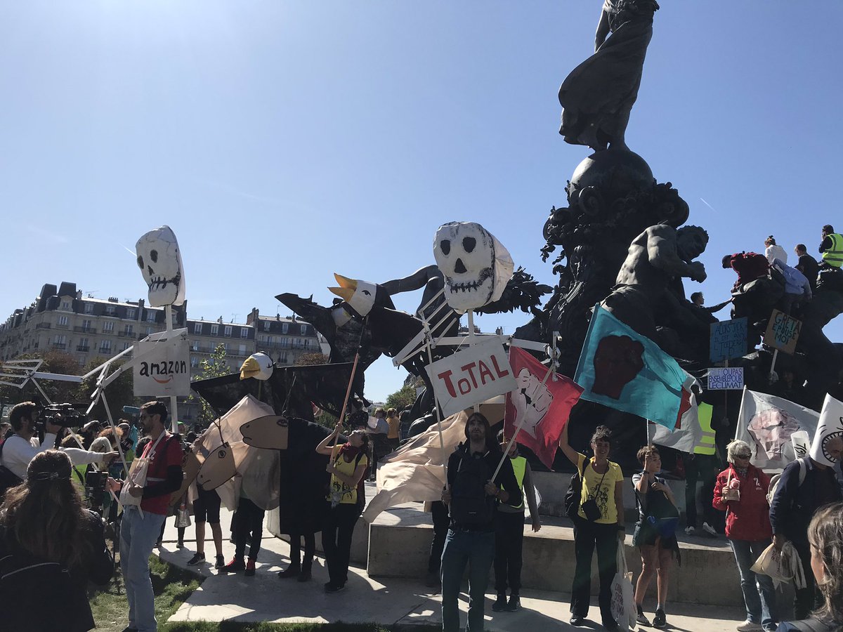 attac_fr's tweet photo. 👏🏽 Déjà beaucoup de monde rassemblé Place de la Nation à Paris pour la #MarchePourLeClimat !

Le cortège d’Attac contre l’impunité des #multinationales commence à se constituer avec en invité d’honneur @JeffBezos, patron d’@AmazonNewsFR !

#ClimateStrike #FridaysForFuture https://t.co/1UqKCBP8bG