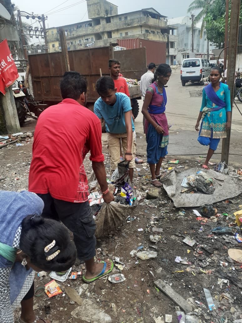 GramSomnath's tweet image. Road Cleaning Work and Door to door garbage collection in Somnath Gram Panchayat area under #SSG2019 @SwachhataHiSewa @prafulkpatel @DmnCeodp