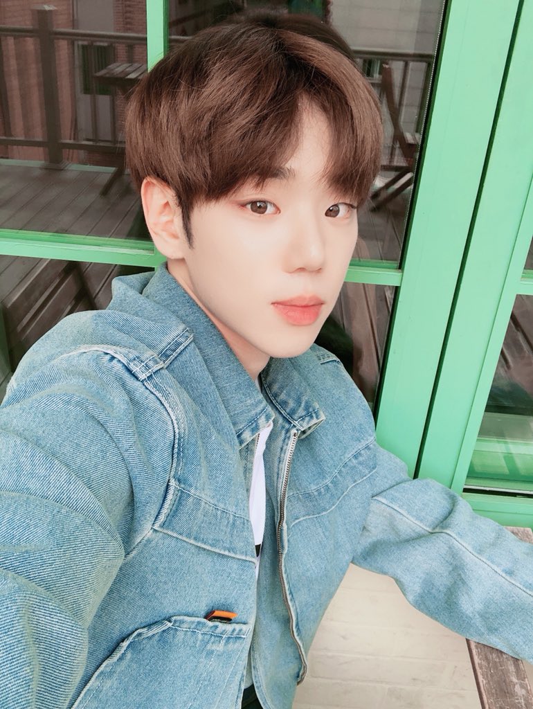 official_ACE7's tweet photo. [#ACE_PHOTO]

내일은 즐거운 주말!😇😇
병관이의 셀카와 함께 
행복한 주말 되세요!💙

 #셀카맛집
#셀카장인 #KBK

 #ACE #에이스
#KIMBYEONGKWAN #김병관 https://t.co/vBoxaJQzWm