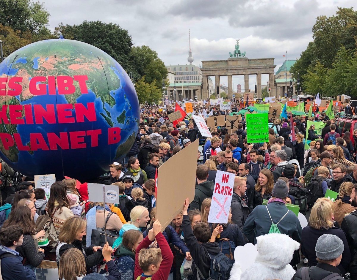 Die_Gruenen's tweet image. Wow! In more than 500 German cities, young and old took to the streets for the global climate strike. We demand decisive climate protection and full compliance to the Paris Agreement - immediately! #GlobalClimateStrike #allefürsklima #GlobalGreens #ClimateActionNow