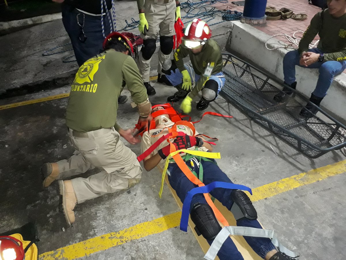 Miembros de la Unidad Delta Voluntario en  capacitación constante a su personal en técnicas de Rescate