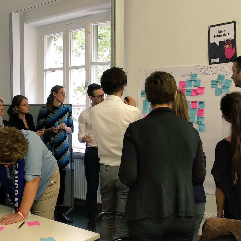 JanaJanze's tweet photo. Volles Haus beim Workshop zum Thema "Selbstorganisierte Teams in hierarchischen Strukturen - Impossible?" vom #DIT. Toller Erfahrungsaustausch, und so viel wie darüber diskutiert wird: Possible! 💪

#DITgetized #PGDIT #Innovation  #creativbureaucracyfestival @CreatBureauFest https://t.co/r5Gn8Utkvm