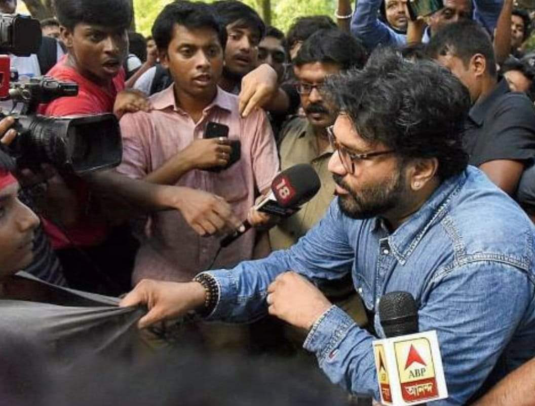 Mr. Babul Supriyo Minister of state "talking" to the protesters. It is crystal clear who have started the provocation inside the university. 
#JadavpurUniversity #BabulSupriyo #standwithju