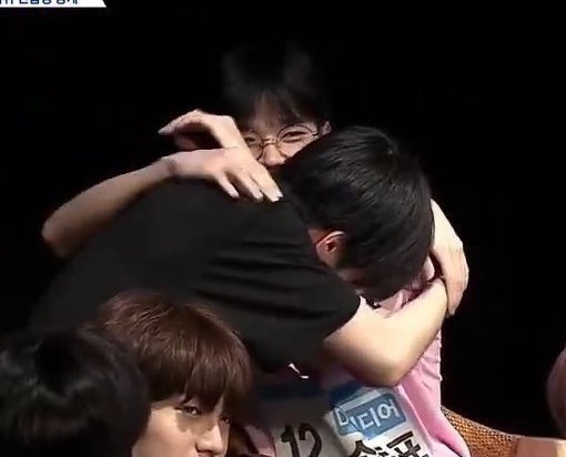 _FF_2_'s tweet image. #ซึงพโย
👥 : ทำไมช่วงนี้ดูห่างกับน้องจังคะ ไม่เหมือนเดิมแล้วหรอ

SW : เหมือนเดิมอยู่เสมอครับ แค่อยากให้เขาโตขึ้น รู้จักคนอื่นๆในวงมากขึ้น เพราะผมไม่สามารถอยู่กับเขาได้ตลอดเวลา ยังเป็นห่วง ยังใส่ใจ และอยู่ข้างๆเสมอหันมาตอนไหนก็จะเจอผมอยู่เหมือนเดิมเสมอครับ ผมมีความสุขที่เขาโตขึ้น