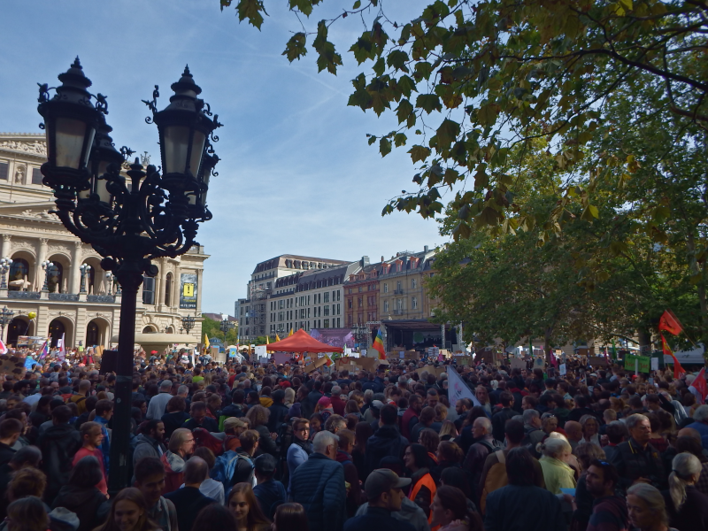 SeebrueckeFfm's tweet photo. #ClimateStrike in #Frankfurt
und es war riesig!
#LocalSolidarity=#GlobalSolidarity
später gibt's dann noch ein paar mehr Eindrücke, noch sind wir unterwegs...
#069forclimate #AlleFuersKlima
2/2 https://t.co/BN8RZ6PTZ2