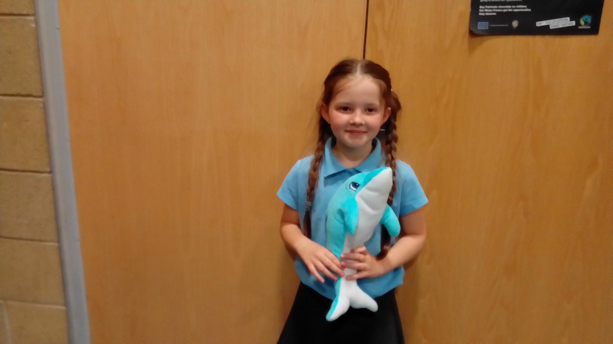 Well done to Kayla, who was the first winner of our 'Eco Eric' award for picking up litter on the beach. Don't forget to send us your crisp packets to recycle! @EcoSchools #plasticfreeschools @sascampaigns