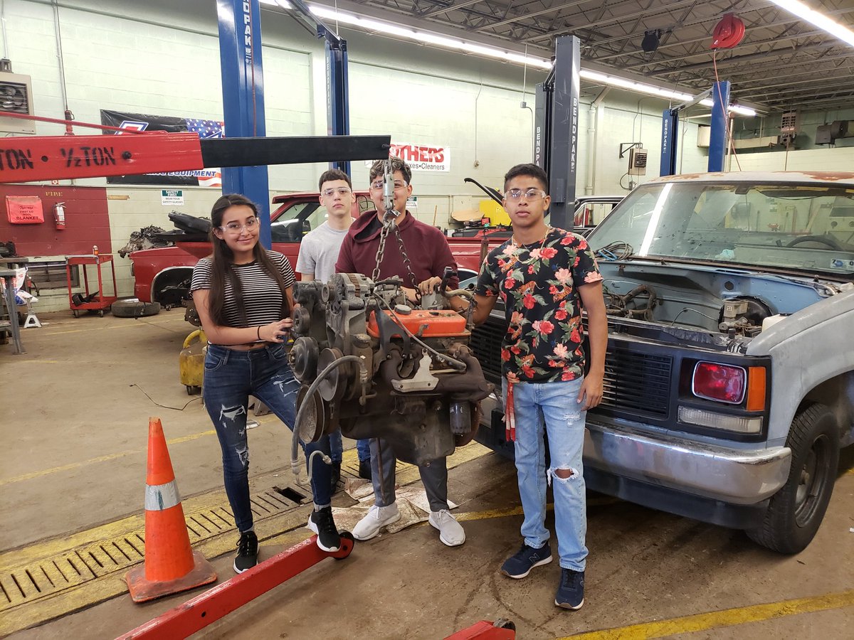 MchiAdvautotech's tweet photo. Busy Friday in Auto Tech! https://t.co/SEinKcjFaa