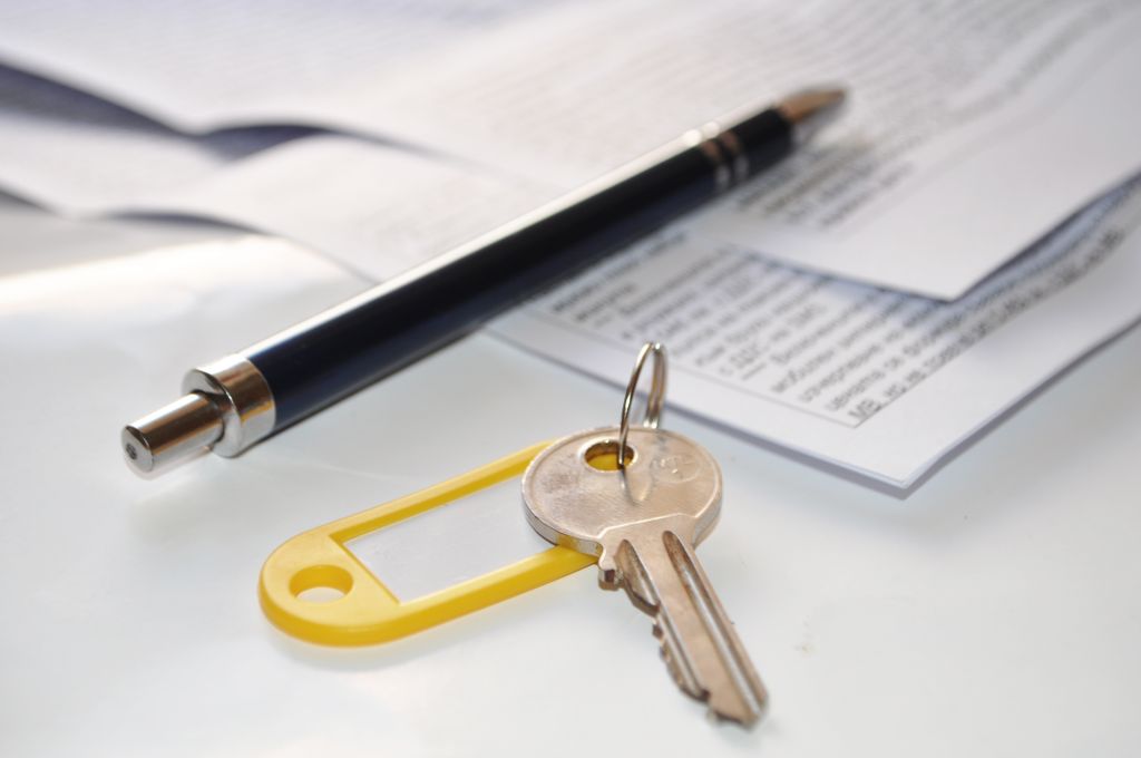 документы под ключ. документы и ключи от квартиры. документы ключи. регистрация и ликвидация фирм. договор картинка.