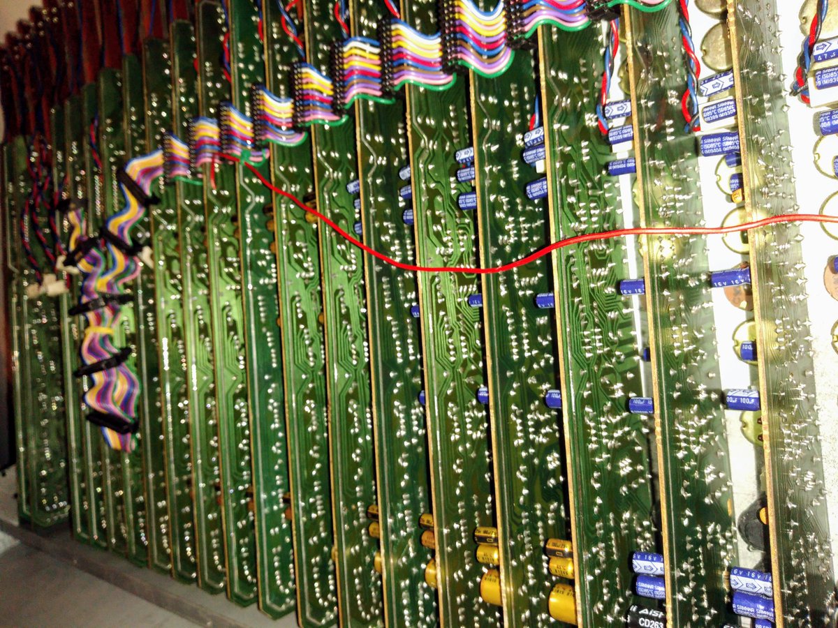 the_jarrian's tweet photo. Today continuation of my big project started this summer, total recapage in Nichicon FW series (audio), of my mixing console, a 48-way, at the bottom words 400 electrochemical capacitors to change ...
#analogdesk #mixingdesk #48way #badelectrochimique #NichiconFW #vintageaudio https://t.co/JKQ47SaHAF