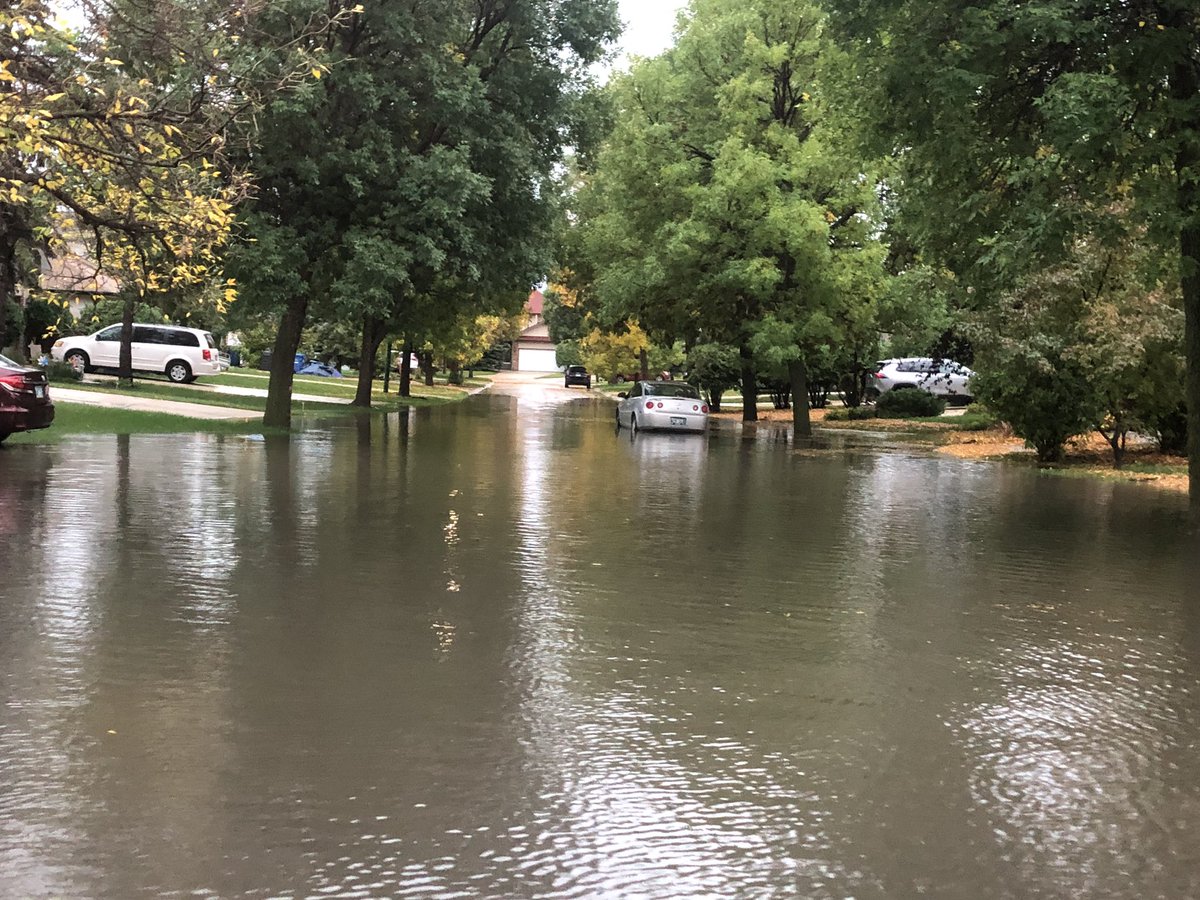 JaniceLukes's tweet photo. Little bit of rain in south end! Hang in there Brentlawn &Allendale residents! Water and waste is on it! #wpgpoli #WpgStorm #mbpoli https://t.co/UgOqp46Scu