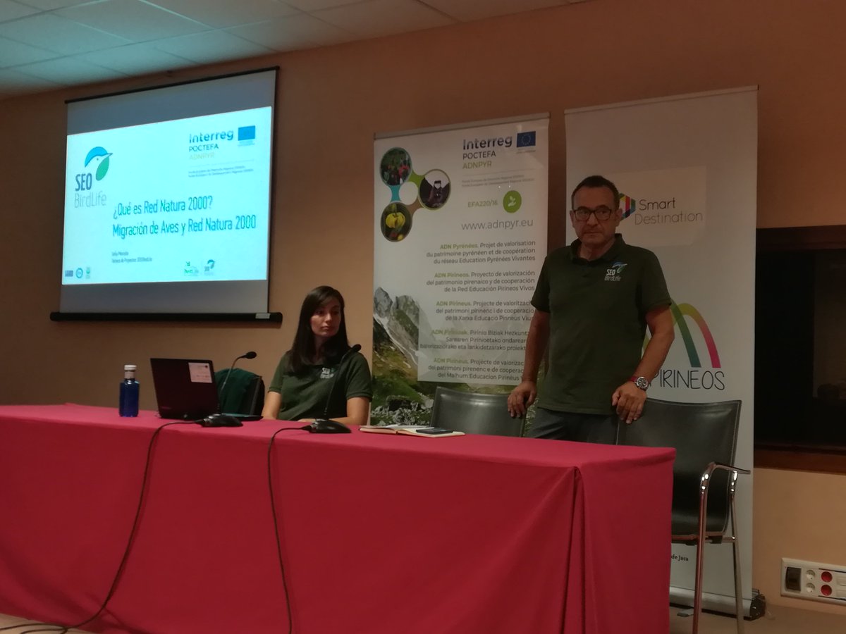 Sofia nuestra compañera de <a href="/SEO_BirdLife/">SEO/BirdLife</a> en Aragón comienza su charla sobre la <a href="/RedNatura2000/">Red Natura 2000</a> y la migración <a href="/somport_SEO/">migracionsomport_seo</a> de aves a través del Pirineo en el <a href="/adnpyr/">ADNPYR</a> en Jaca