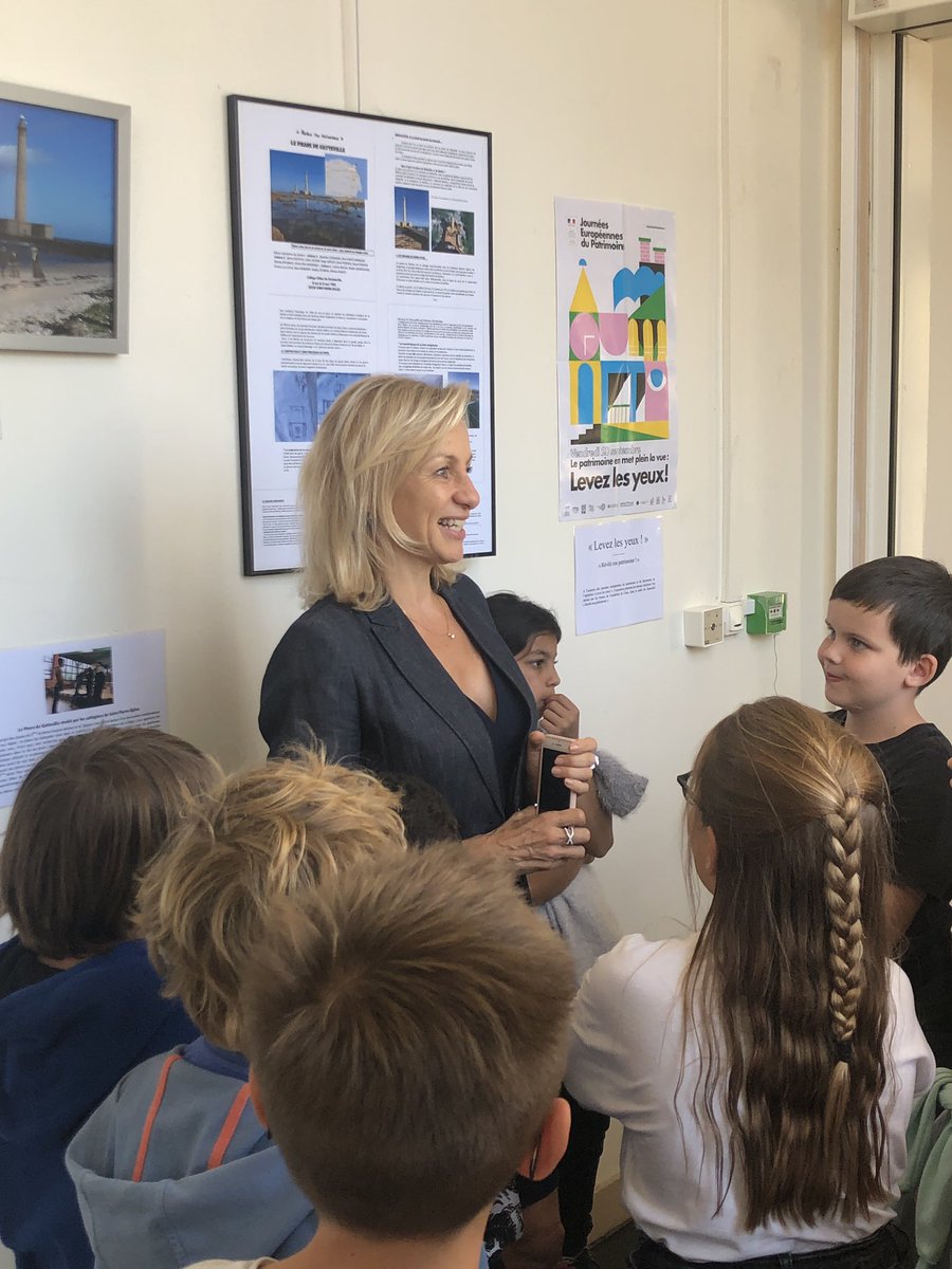ac_normandie's tweet photo. Journée #partimoine #Levezlesyeux ! Les élèves de CM2 de l’école de la Haie Vigné ont visité les bâtiments du rectorat @acCaen et découvert l’exposition des travaux d’élèves présentés dans le hall, en présence de la rectrice @GaviniChevet https://t.co/wb6ENt0Xo2