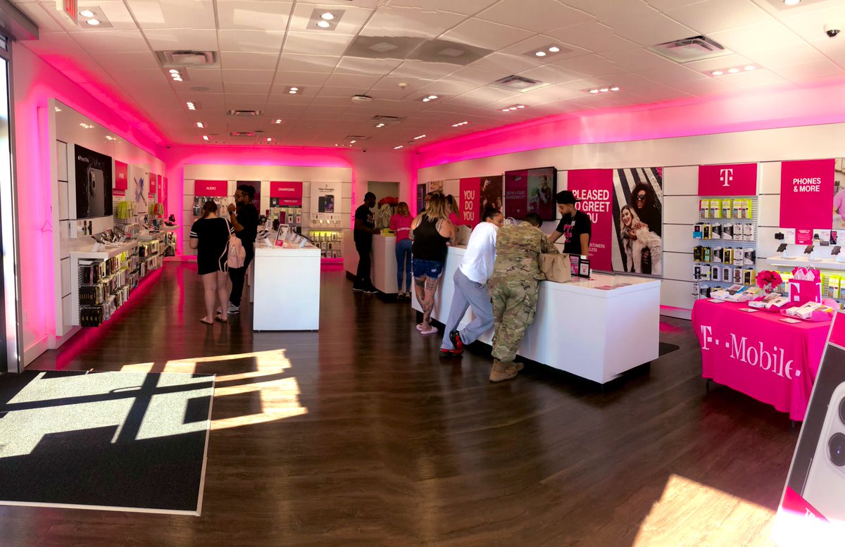 Linds1227's tweet photo. #Fountain team busy this morning serving our amazing customers! #iPhonelaunch @lori_franko @gnugent28 @richgarwood https://t.co/PIjwRnBG6L