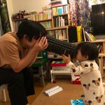 父と子が筒を覗きあった結果？暗くて見えない!