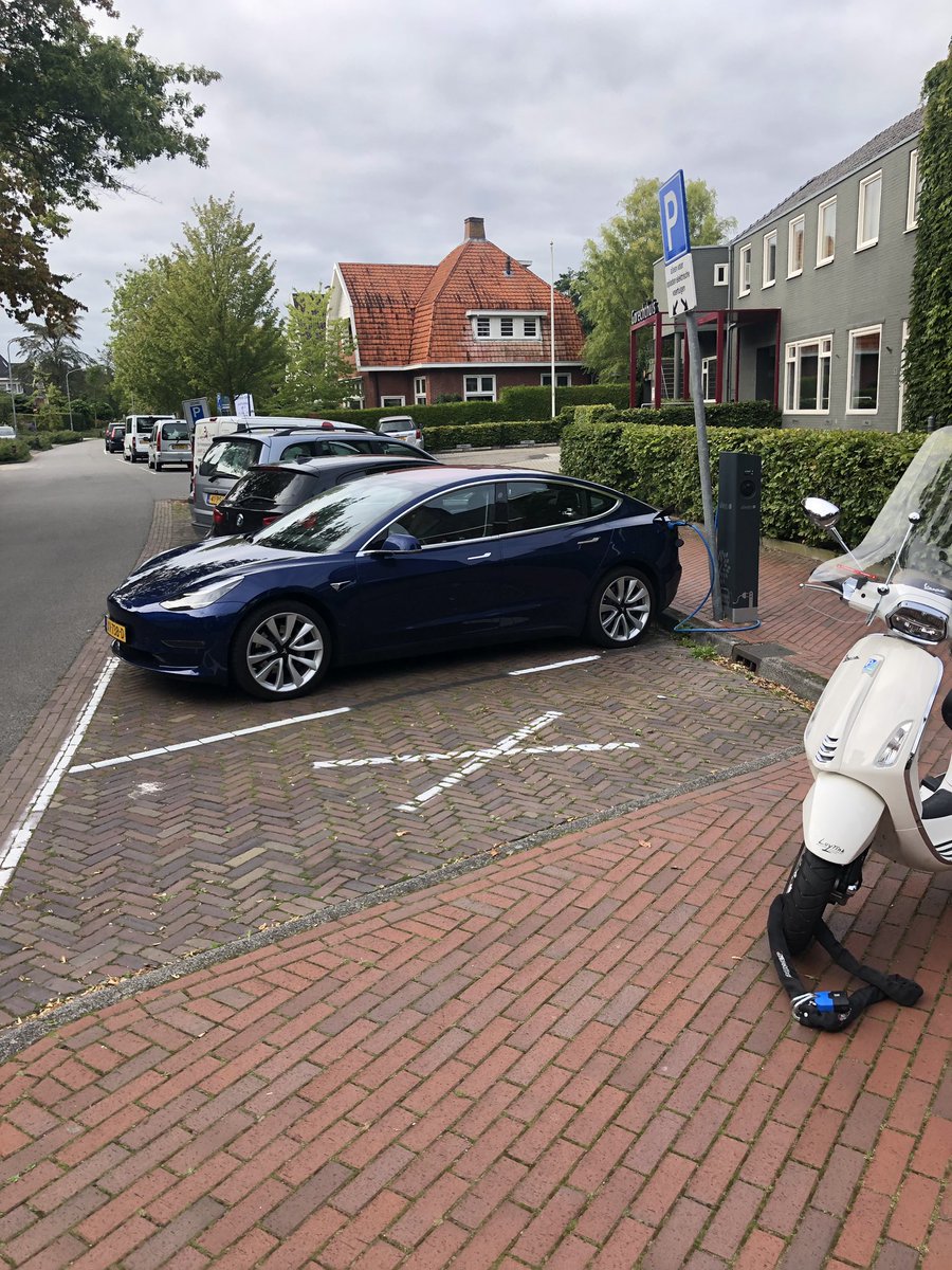 Mevrouw tegen mij, terwijl de vriend inparkeerde: “Heeft u er ook wel eens in gereden?”
