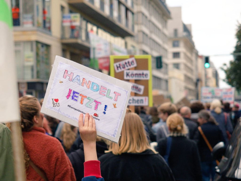 #HandeltJetzt gilt für die #Klimakrise und für #EuropaMachen. Beides geht nur zusammen. Klimapolitik muss europäischer, besser, schneller und kraftvoller sein!

Dafür waren auch wir mit Vorstand, Mitarbeitenden und ihrer Family heute beim #allefürsKlima #Klimastreik

🌍🇪🇺💪🏼