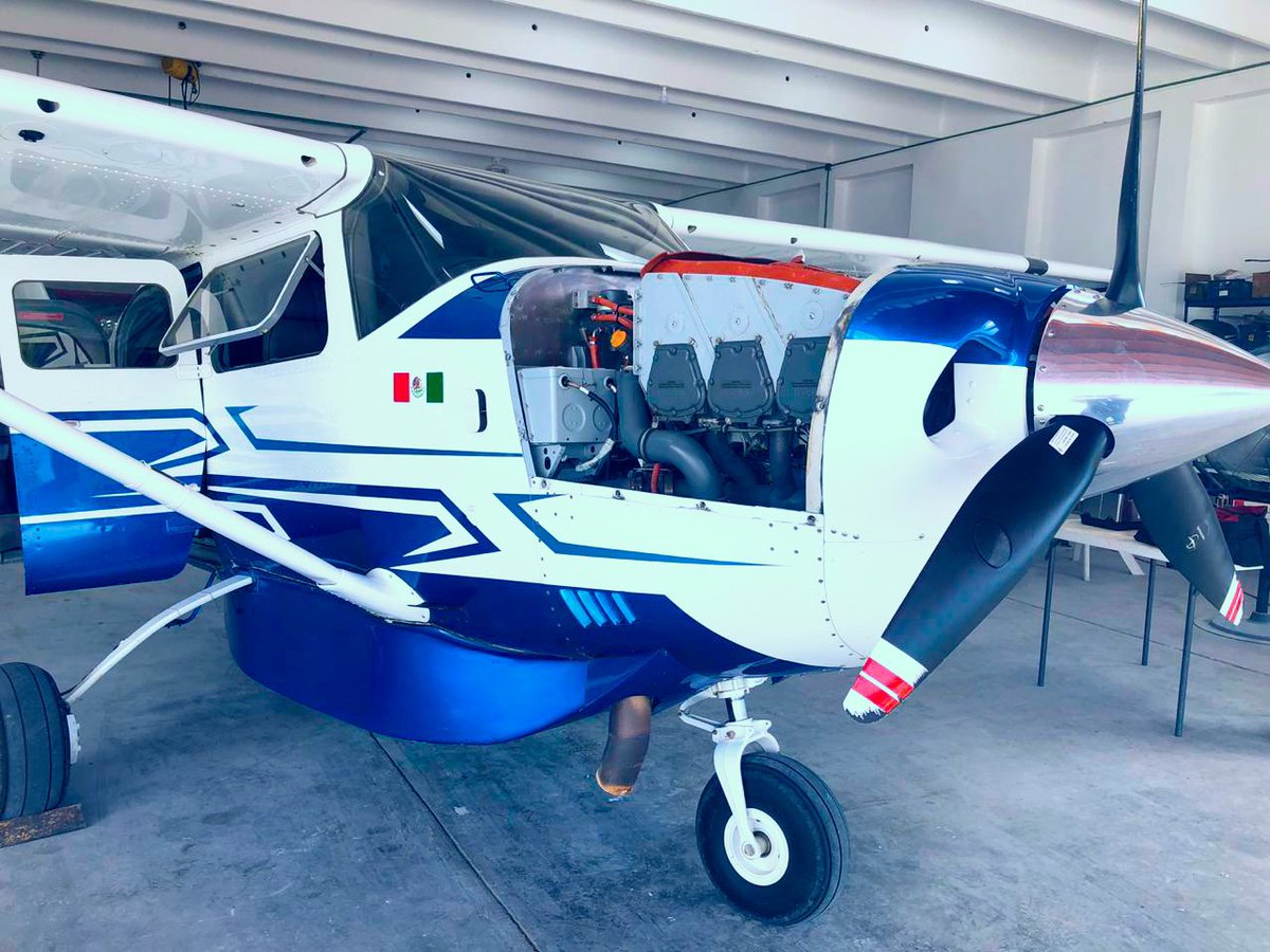 AXTransporter's tweet photo. 🚧 Realizando mantenimiento,⚙️🛠🧰cuidamos cada detalle para que tu vuelo sea seguro.✈️👨🏻‍✈️
Tu seguridad es nuestra misión !!✅
•
•
•
•
#mexico #luxurytravel #privateflight #airtaxi #axtransporter #travel #fly #instagood  #Photooftheday #flights #holbox #pilotlife #cancun https://t.co/WE0J286Yot