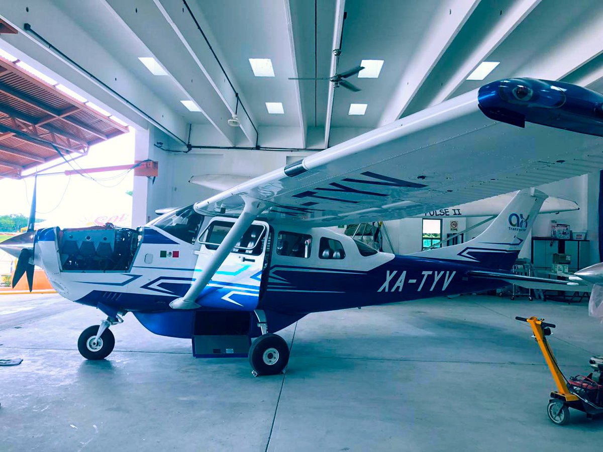 AXTransporter's tweet photo. 🚧 Realizando mantenimiento,⚙️🛠🧰cuidamos cada detalle para que tu vuelo sea seguro.✈️👨🏻‍✈️
Tu seguridad es nuestra misión !!✅
•
•
•
•
#mexico #luxurytravel #privateflight #airtaxi #axtransporter #travel #fly #instagood  #Photooftheday #flights #holbox #pilotlife #cancun https://t.co/WE0J286Yot