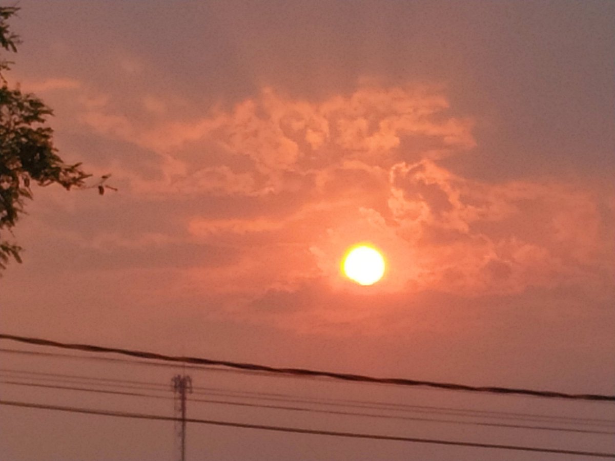 PC342011's tweet image. Nascer do sol em Lins.