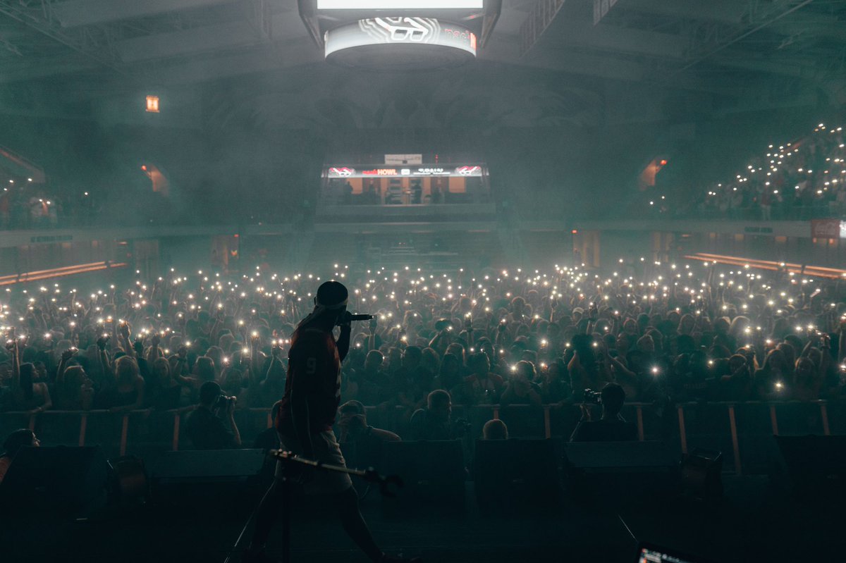 DJTrellz336's tweet photo. โYouโre on the outside looking in, so tell me what you see...โ โ @LilTunechi
Shot by @stopdropandross
#PackHowl @NCStateUAB @NCState https://t.co/M1Mg5w3OTt