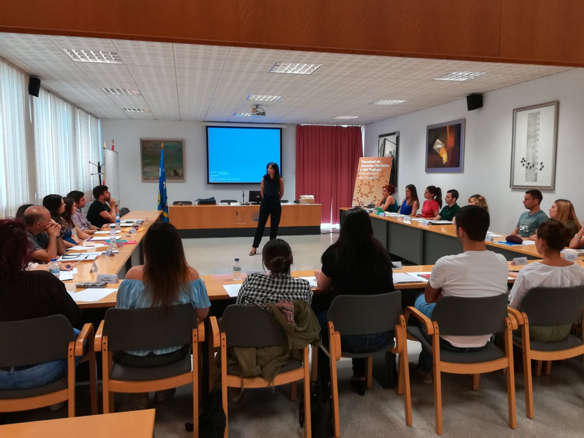 fcst_unizar's tweet photo. Primera clase de la cuarta edición del máster propio en RR. HH con la profesora Elena Santor. #masterRRHH https://t.co/Y7JDi29Ajs