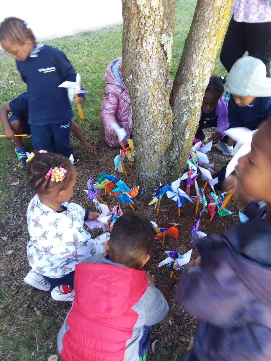 MsCurransPreKB's tweet photo. We were so thankful to share morning prayer with @marty_walsh followed by a "planting" of our #pinwheelsforpeace ❤✌🍃🌬☮ @SJP2CALowerMill https://t.co/zetygMeKrk