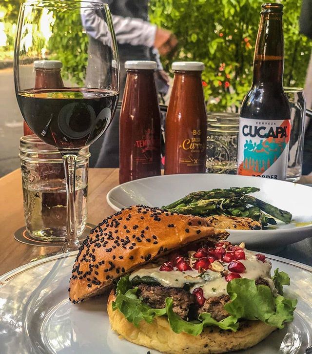 📷 @saabs_placesandtips
• • • 
Septiembre te incita al pecado 🇲🇽 🍔❤️🍷.
.
.
.
.
#hamburguesa #chileennogada #comidamexicana #maridaje #butcherandsons #gastronomiamexico #cucapacerveza #igersmexico #foodporn #burger #burgergram #burgerporn #CDMX #cd… ift.tt/2V2VMdc