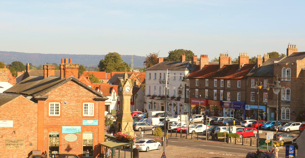 MyFaveBench's tweet image. Thank you to Andrew and Sarah of @Johnsonsofthir1 for allowing me to take these lovely pictures of Thirsk Market Place from their lovely new renovated flat. No pictures of Thirsk is ever complete without a photo of the @jamesherriot museum in full bloom 😊 @ThirskTown ❤️ #Thirsk