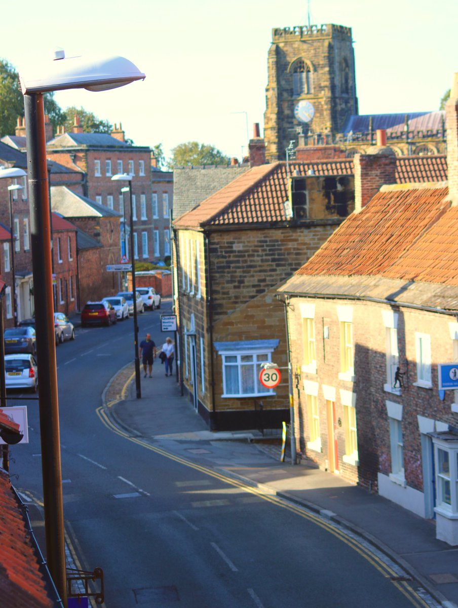 MyFaveBench's tweet image. Thank you to Andrew and Sarah of @Johnsonsofthir1 for allowing me to take these lovely pictures of Thirsk Market Place from their lovely new renovated flat. No pictures of Thirsk is ever complete without a photo of the @jamesherriot museum in full bloom 😊 @ThirskTown ❤️ #Thirsk