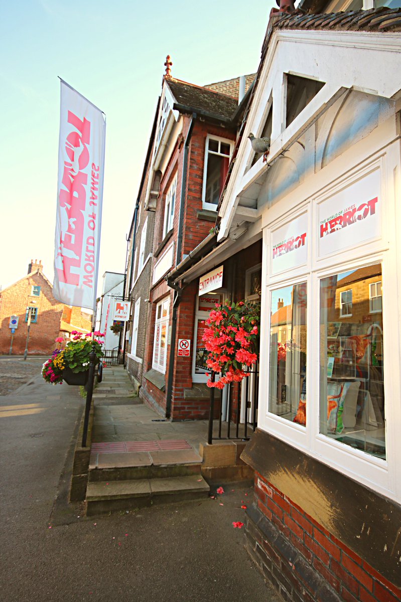 MyFaveBench's tweet image. Thank you to Andrew and Sarah of @Johnsonsofthir1 for allowing me to take these lovely pictures of Thirsk Market Place from their lovely new renovated flat. No pictures of Thirsk is ever complete without a photo of the @jamesherriot museum in full bloom 😊 @ThirskTown ❤️ #Thirsk