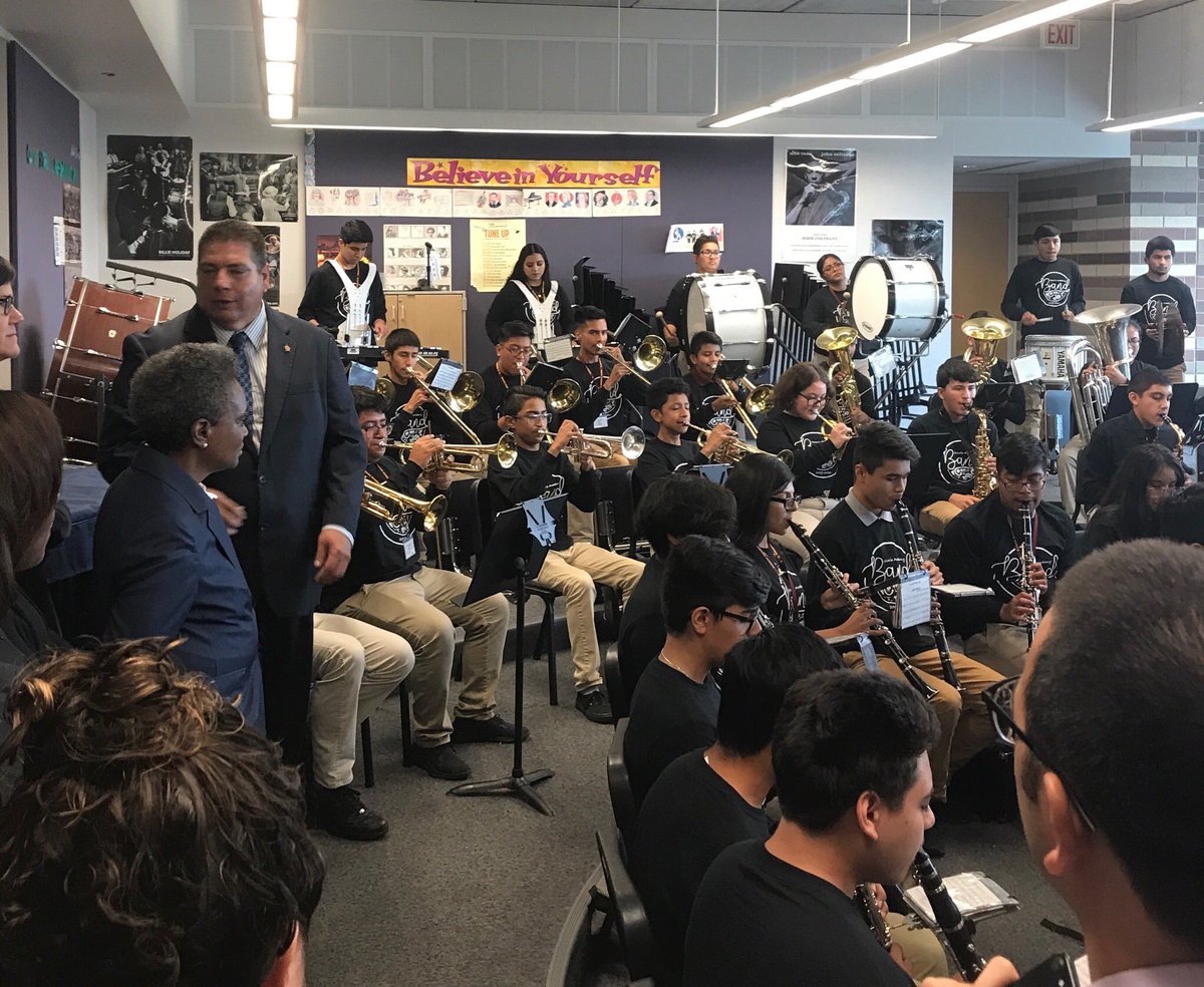 ArtsAllianceIL's tweet photo. Honored to join @chicagosmayor and @SolorioHS Principal Iturralde this morning in being part of the mayor’s commitment to the arts and #artsed! #BecauseOfArtsEd https://t.co/10VdZc2Emm