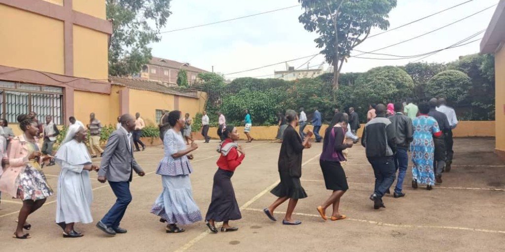 OIEduFinance's tweet photo. Education Specialist, David Tumusingize, energizes participants for Day 2 of School Leadership Professional Development (SLPD) training with an interactive activity to recap Day 1 learnings with participants.
Learn more here: https://t.co/Ua57bvpLHr #EduQuality #Uganda https://t.co/VxsMYF5LWU