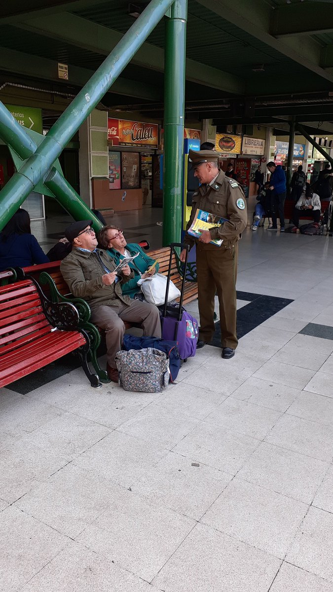 comisaria_21's tweet photo. #EstaciónCentral Oficina Micc. 21° Comisaría @Carabdechile  Realiza campaña preventiva de autocuidado para no ser víctima de delitos en estas #FiestasPatrias2019  en terminales de buses #LaPrevencionEsNuestraEsencia  #OrdenyPatria https://t.co/y8JTlvBXjl