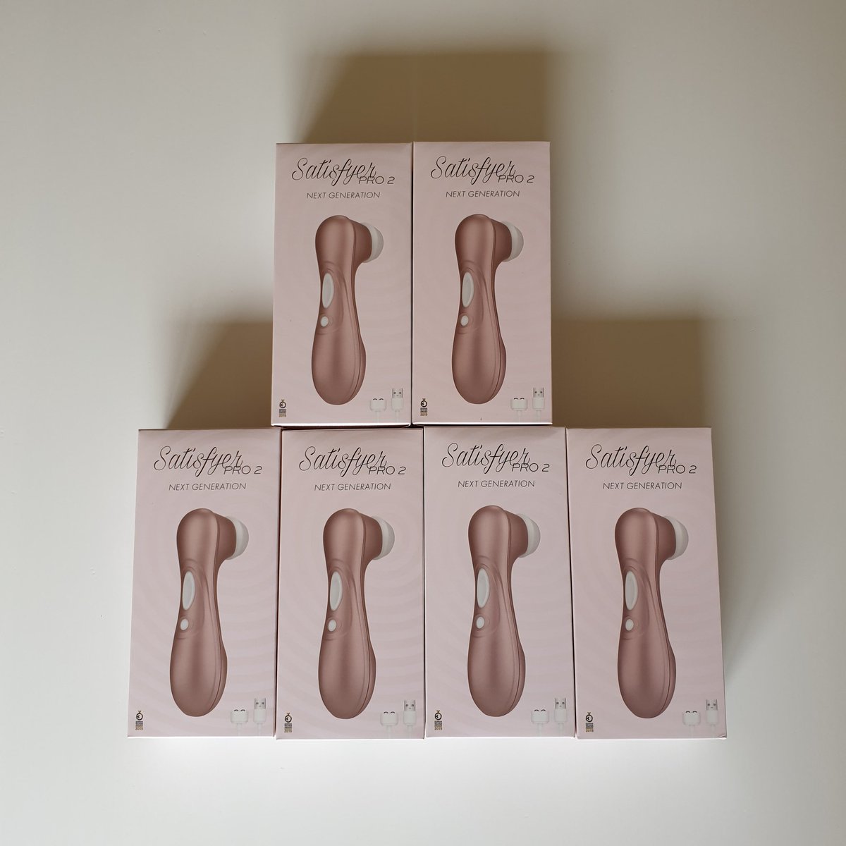 SensualBe's tweet photo. Ya está aquí de nuevo el ansiado #satisfyerpro2. 
¿Te vas a perder por qué es el juguete más vendido? 
#succionadordeclitoris #satisfyer #jugueteseroticos 
https://t.co/NhyvNVoX2S https://t.co/bYKtkxdhzT