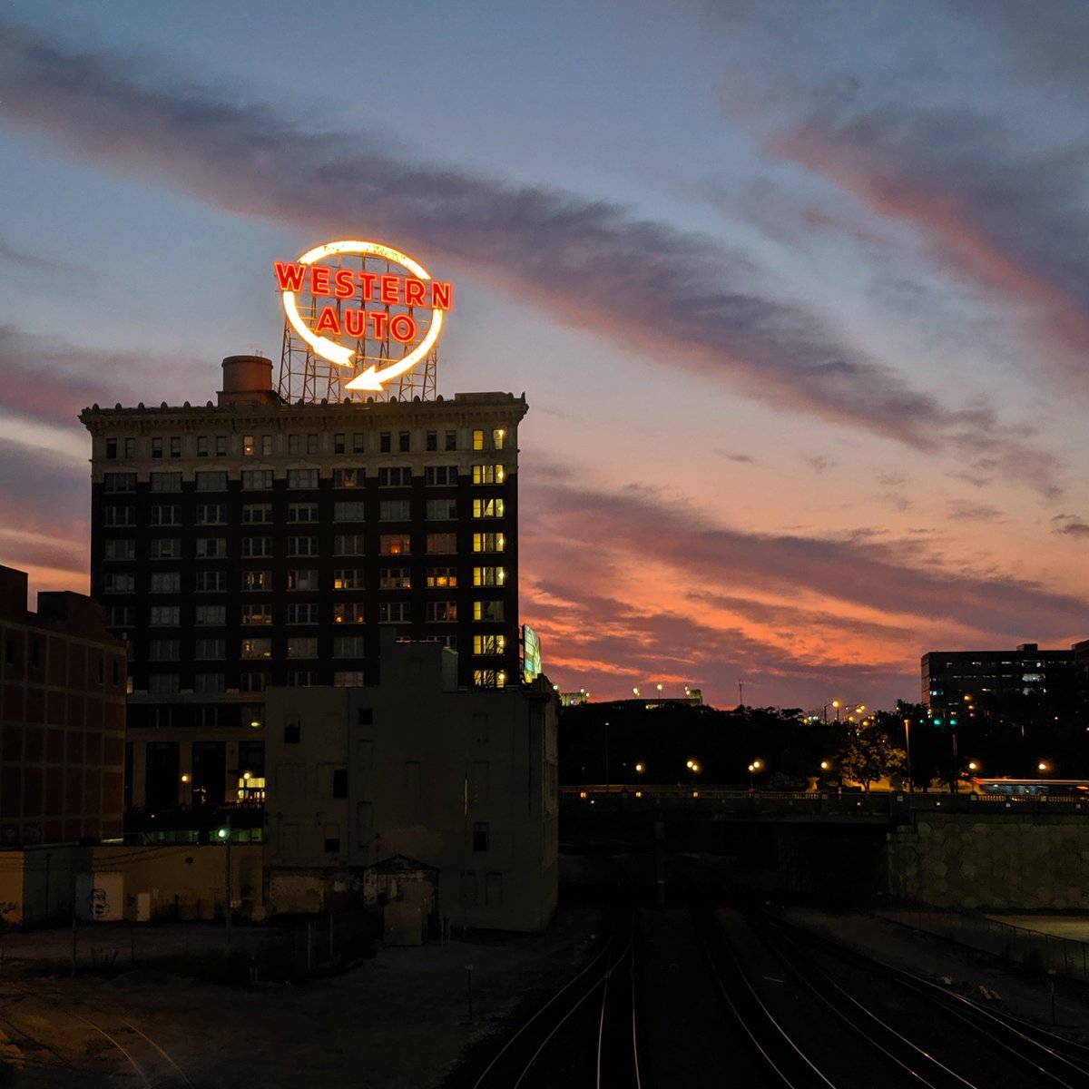 Red sky at morning, Baltimore take warning! See you Sunday, Ravens. Go Chiefs!
#chiefskingdom #chiefs #downtownkc #kcmo #westernauto #westernautosign #kccrossroads #landmarklove #historicsign #kcskyline