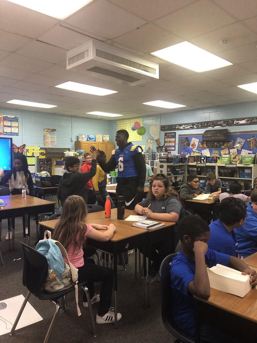 LaWashington08's tweet photo. What a treat to have our future leaders (SHS football players and cheerleaders) greet our students today. #ADE #thehiveonthedrive #warmsmyheart #ourfuture https://t.co/6zweJYh5f5
