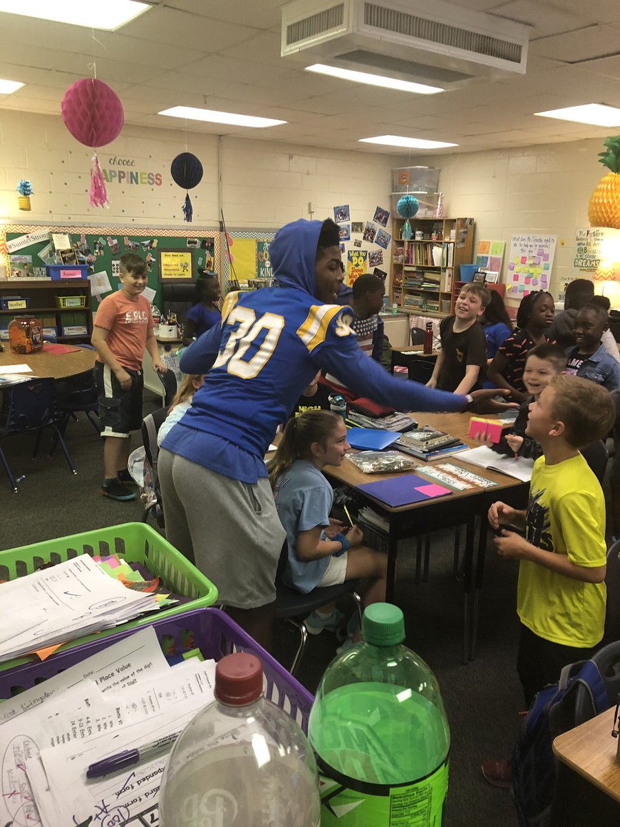 LaWashington08's tweet photo. What a treat to have our future leaders (SHS football players and cheerleaders) greet our students today. #ADE #thehiveonthedrive #warmsmyheart #ourfuture https://t.co/6zweJYh5f5