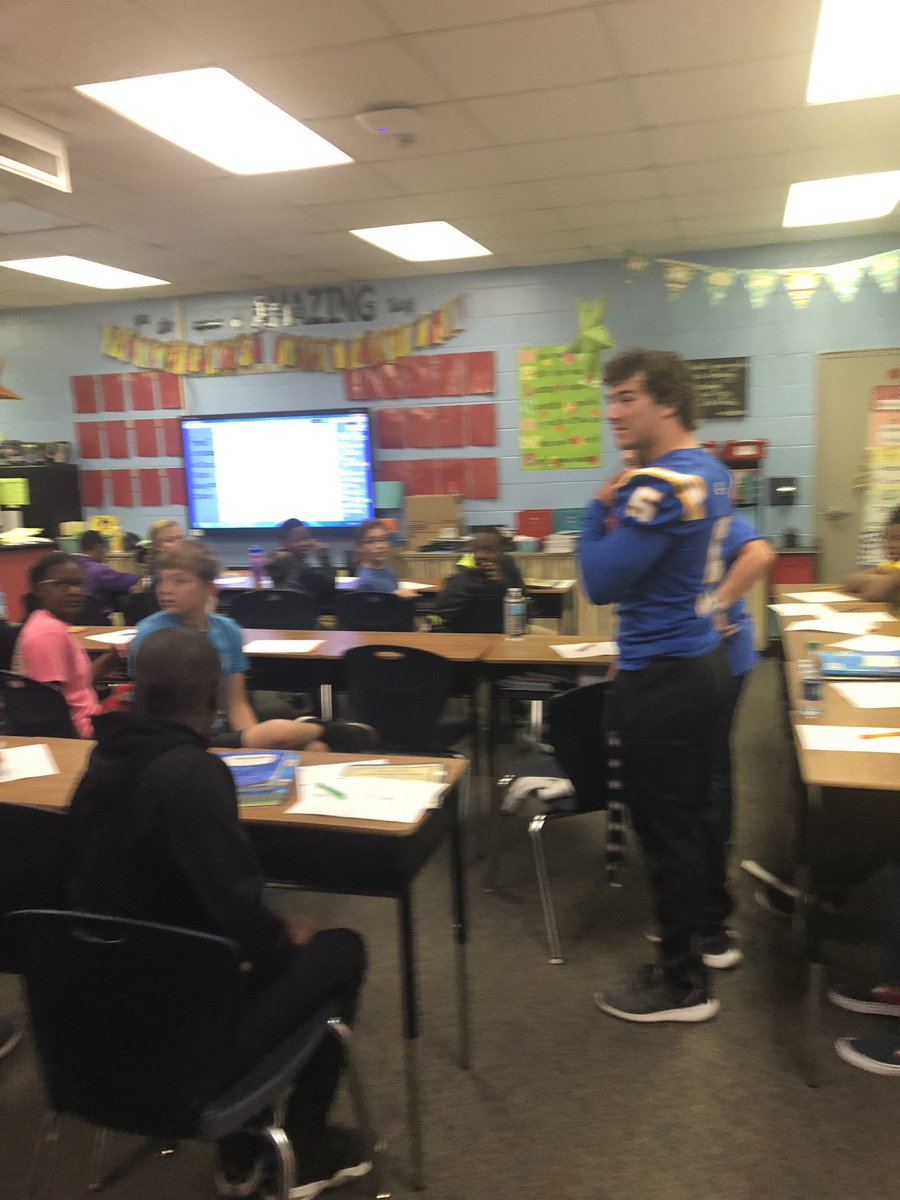 LaWashington08's tweet photo. What a treat to have our future leaders (SHS football players and cheerleaders) greet our students today. #ADE #thehiveonthedrive #warmsmyheart #ourfuture https://t.co/6zweJYh5f5