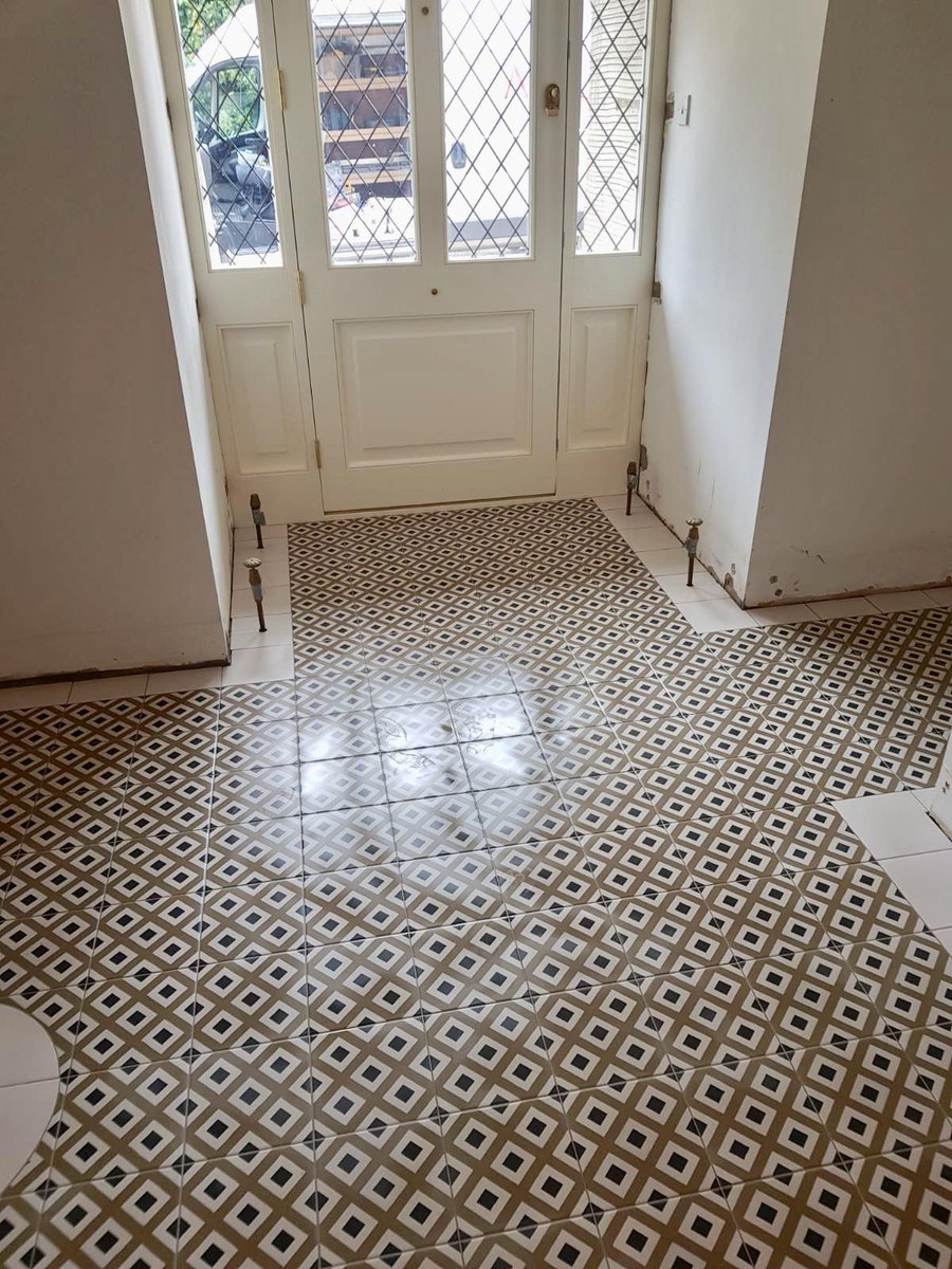 davidsontiling's tweet photo. Stunningly elegant entrance hall floor creating real character and a sense of home. Tiles supplied and fitted by Artafex Ltd. #expertlyhandcarved  #bespokedesign #interiordesign #dreamhome #designers #luxury #artafex https://t.co/DQnlz4gvfM
