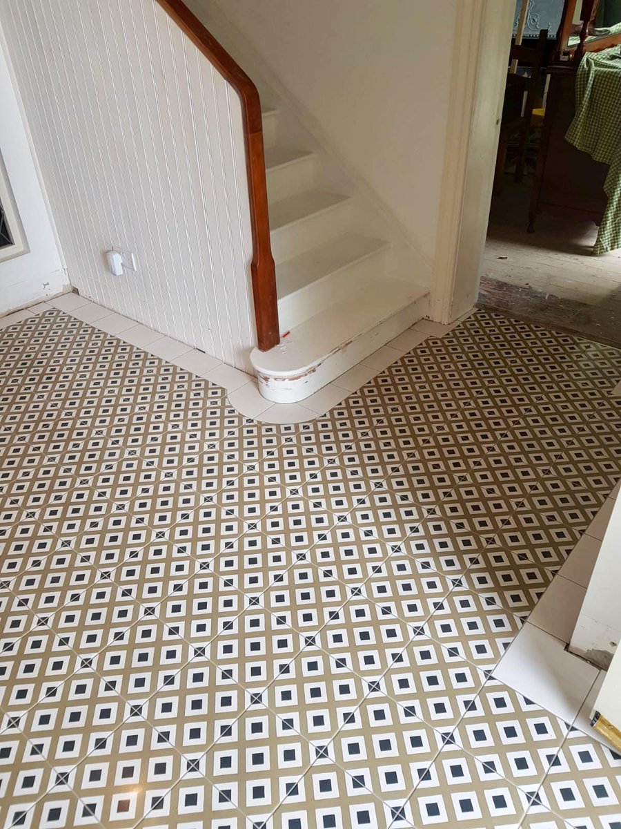 davidsontiling's tweet photo. Stunningly elegant entrance hall floor creating real character and a sense of home. Tiles supplied and fitted by Artafex Ltd. #expertlyhandcarved  #bespokedesign #interiordesign #dreamhome #designers #luxury #artafex https://t.co/DQnlz4gvfM