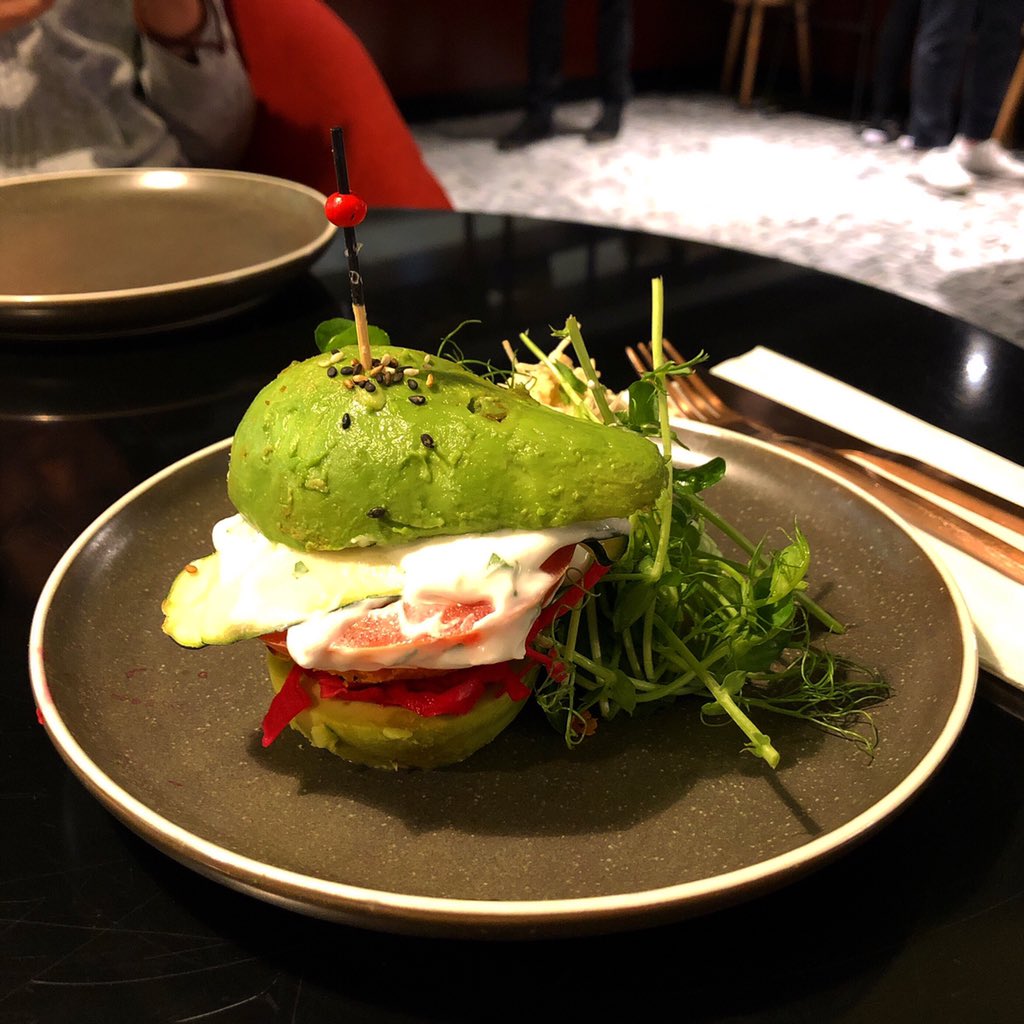 cshiori1029's tweet photo. アボカドバーガーを食べに行った🥑
.
#香港 #アボカド #アボカドバーガー #バーガー #グルメ #お昼ごはん #ヘルシー #hongkong #avocado #avocadoburger #burger #gourmet #lunch #healthy #avobar #avobarhongkong https://t.co/fq4ByByb12