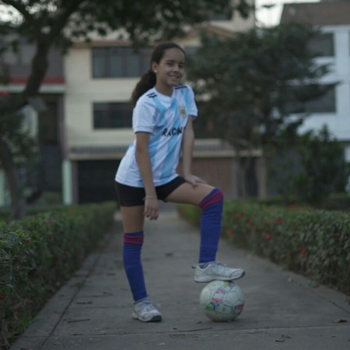 SuenosDeBarrio's tweet photo. ¡LLEGÓ EL DÍA!

HOY a las 8pm por @MovistarDeporPe, no te pierdas #SueñosdeBarrio.

Conoceremos la historia de Luciana de San Luis, quién fue la chica que más destacó en la convocatoria que hicimos en ese distrito.

¡No te pierdas este gran capítulo!

#FútbolFemenino https://t.co/vub3MQF98u
