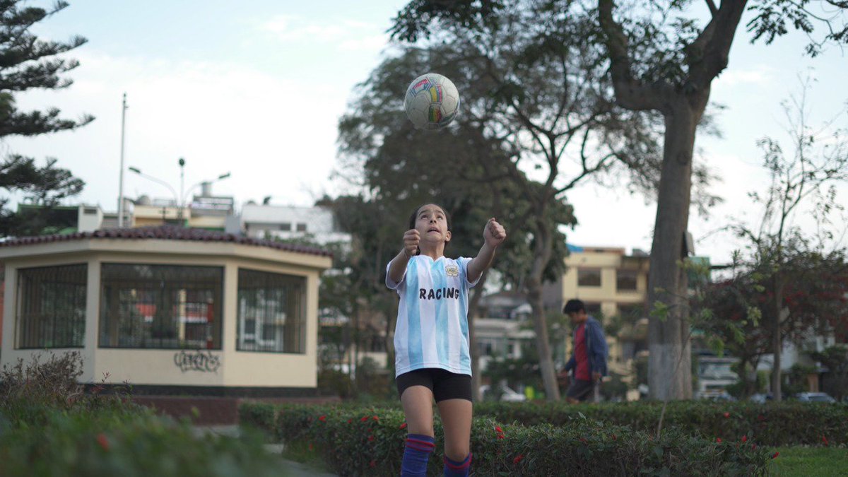 SuenosDeBarrio's tweet photo. ¡LLEGÓ EL DÍA!

HOY a las 8pm por @MovistarDeporPe, no te pierdas #SueñosdeBarrio.

Conoceremos la historia de Luciana de San Luis, quién fue la chica que más destacó en la convocatoria que hicimos en ese distrito.

¡No te pierdas este gran capítulo!

#FútbolFemenino https://t.co/vub3MQF98u