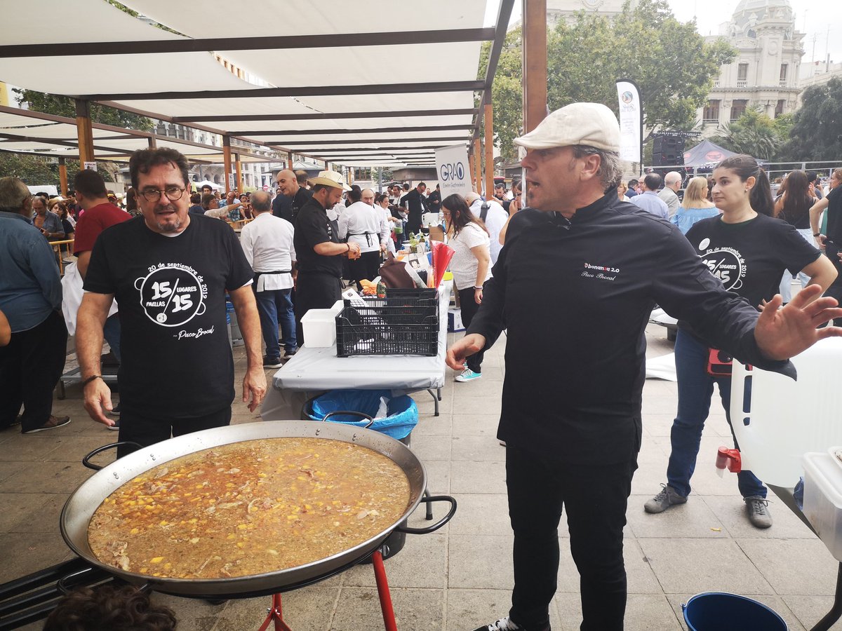 Y aquí tenemos al gran #PacoBrocal  en su #Reto15x15. Una de sus 15 paellas se cocina hoy en la Plaza del Ayuntamiento.
¡Amunt con ese reto solidario!
#WorldPaellaDay